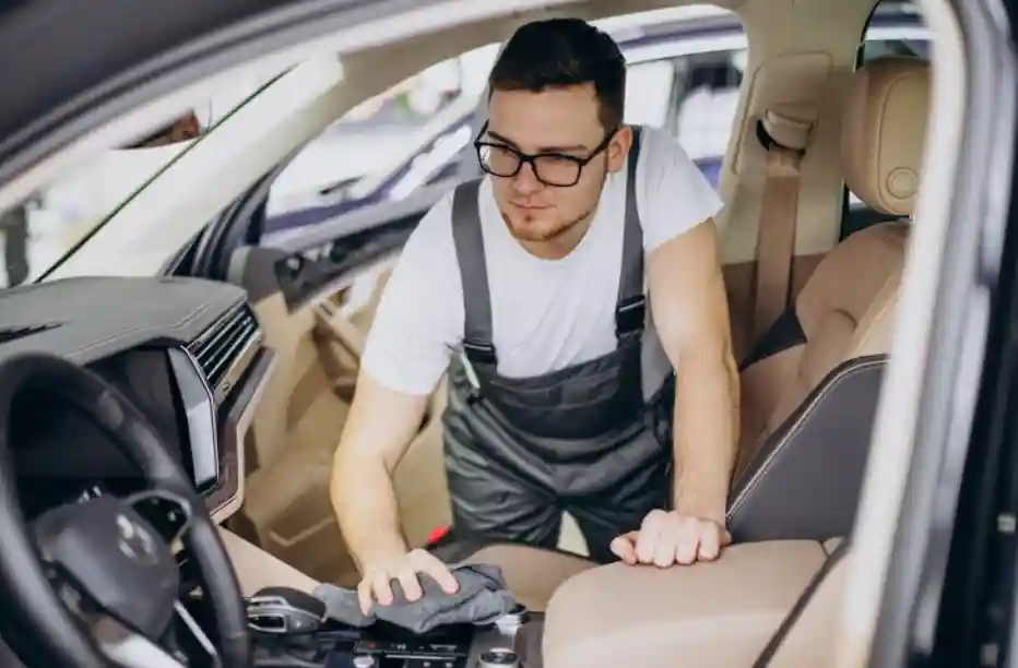 Wie eine Autosattlerei das Interieur Ihres Fahrzeugs aufwertet
