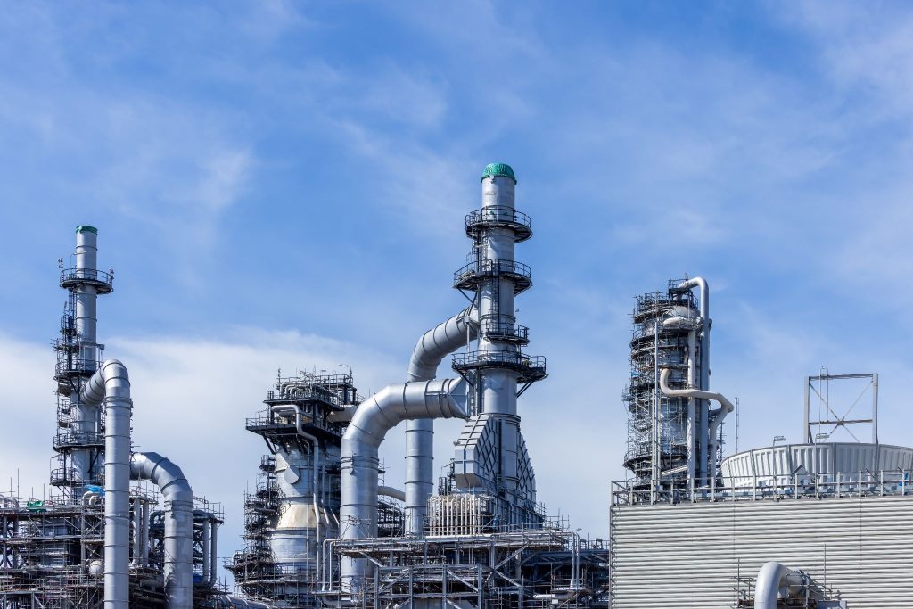 Welche Standards und Vorschriften müssen bei Industrieanlagen beachtet werden?