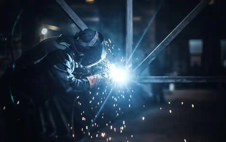 Wie Metallbau bei individuellen Geländern und Treppen hilft